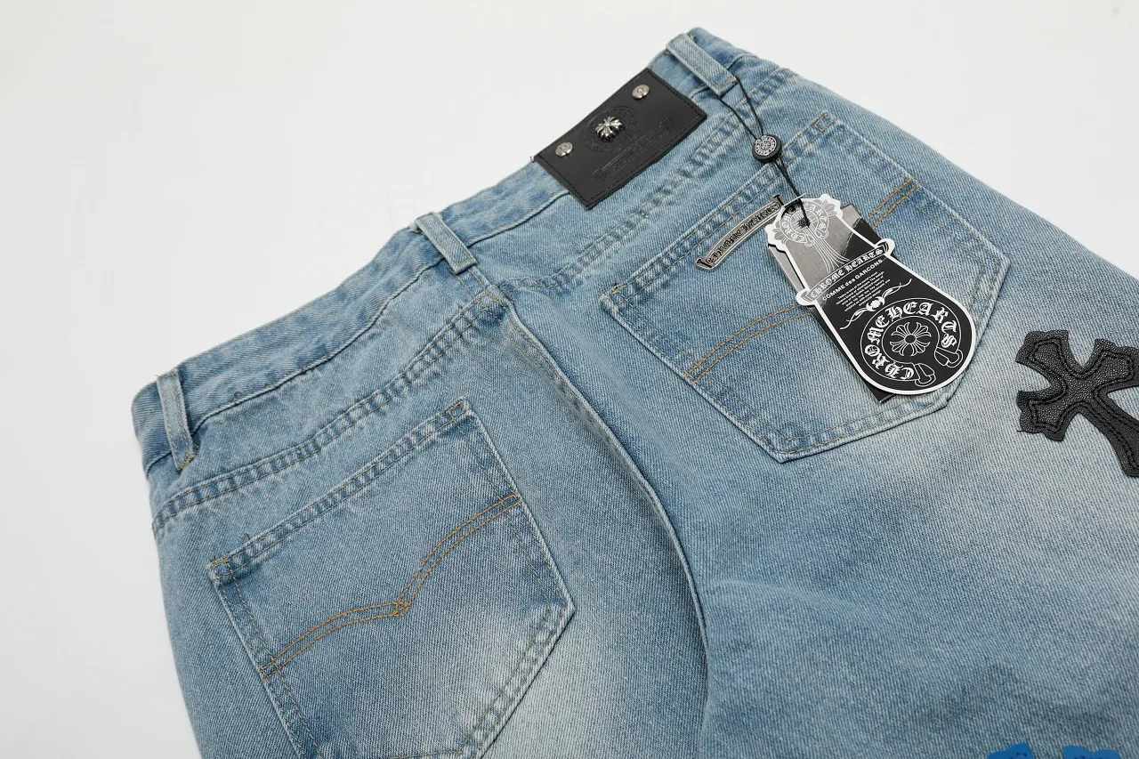 KE972#P240 The only correct leather label version on the market Chrome Hearts CH Cross embroidery distressed jeans Top ceiling quality 100% correct version The correct version is here!  Believe me this must be the best quality you will ever come across! ! Excellent value for money! !  Styles with different washes and textures are very friendly to people with thin legs and thick legs. The straight version is very flattering to the shape of the legs. The moderate length is timeless and easy to match. It is the basis of various styles and a must-have in the wardrobe! ! Add a little stacking to easily control this year's popular clean fit fabric. The fabric is stiff but the upper body is soft without losing texture. The sides and cuffs of some styles have a bone-wash effect. It's really hard not to love it! The outfit effect is immediate! ✅Correctly customize the Croxin metal leather label on the back panel. It is not sold directly with the cross on the finished jeans. 1:1 copying strives for excellence and the details are perfectly grasped. ✅The cross leather label is clear and smooth. Exquisite turning top craftsmanship. ✅Buttons, zippers and hardware are all customized versions of the Croxin LOGO. ✅High-cost washing process. Size: 28 30 32 34 36 (5 sizes)